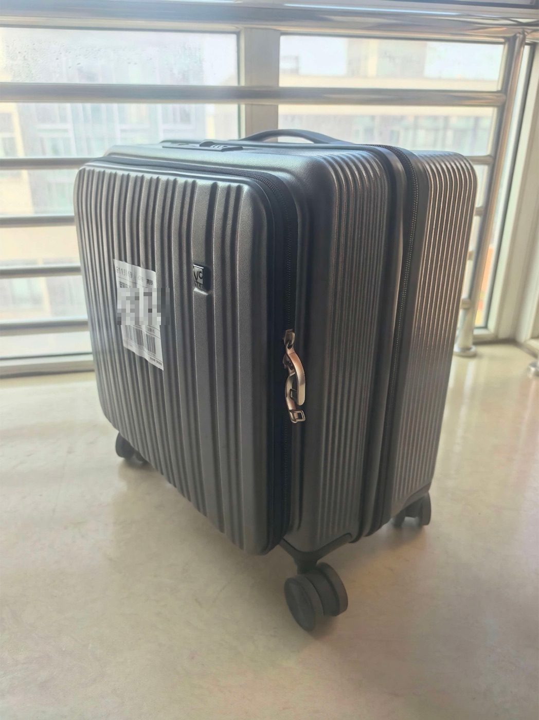 拉杆旅行箱交付 · 便携稳固